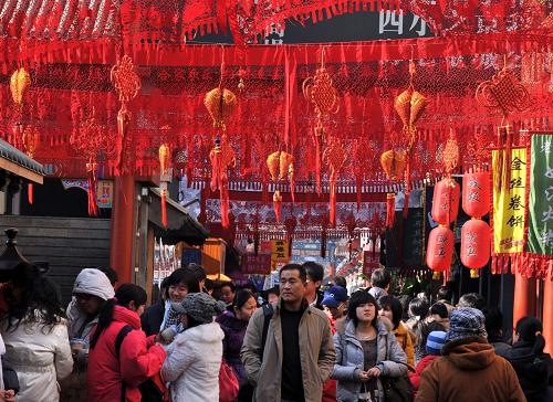 1月18日,北京王府井小吃一條街掛滿春節(jié)裝飾,年味十足。 新華社發(fā)(樊甲山 攝)