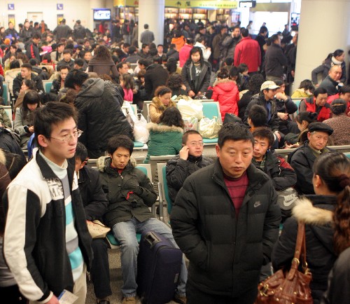 成都雙流國際機場候機廳內(nèi)等待乘機的滯留旅客(1月19日攝)。 繼18日雙流機場遭受近年來最為嚴重的濃霧襲擊后,1月19日,一場更為嚴重的濃霧再次襲來,造成機場航班飛行計劃被徹底打亂。濃霧直接造成近200個進出港航班延誤,16個進出港航班被取消或合并,14個進港航班備降昆明、貴陽、重慶等周邊機場,1.5萬多名旅客受阻于機場。雙流機場連續(xù)兩日發(fā)布最高級別的三級預警信號,并迅速啟動大面積航班延誤處置預案予以應對。 新華社發(fā)(呂俊明 攝)