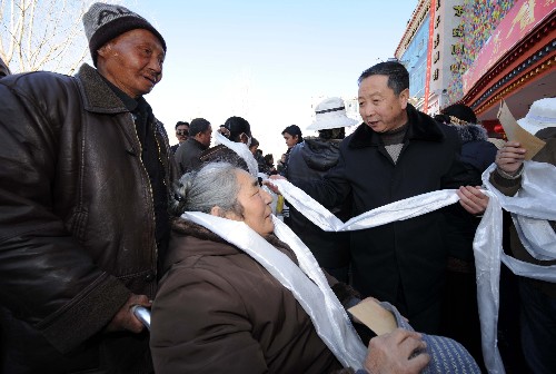 1月23日,西藏自治區(qū)有關(guān)人員為國(guó)企退休人員發(fā)放800元的購(gòu)物券。 當(dāng)日,西藏自治區(qū)政府為城鎮(zhèn)低保對(duì)象和國(guó)企退休人員發(fā)放“政府惠民購(gòu)物券”儀式在拉薩舉行。全區(qū)37026名城鎮(zhèn)低保對(duì)象和31375名國(guó)企退休人員將陸續(xù)領(lǐng)到每人800元的“政府惠民購(gòu)物券”,過(guò)上歡樂(lè)祥和的春節(jié)和藏歷新年。 新華社記者 格桑達(dá)瓦 攝
