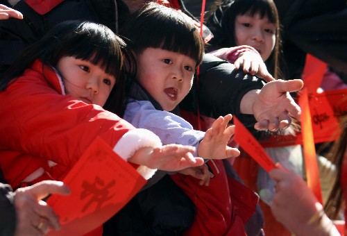 2月1日,在美國(guó)紐約唐人街,幾位華裔兒童爭(zhēng)相索取游行隊(duì)伍派發(fā)的春聯(lián)。當(dāng)日,紐約唐人街舉行第十屆新春大游行,該活動(dòng)是紐約華人社區(qū)農(nóng)歷新年慶祝活動(dòng)的重頭戲,吸引了數(shù)十萬民眾觀賞。 新華社記者 侯俊 攝