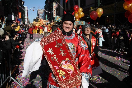 2月1日,在美國(guó)紐約唐人街,一位“財(cái)神爺”沿街向人們拜年。 新華社記者 侯俊 攝