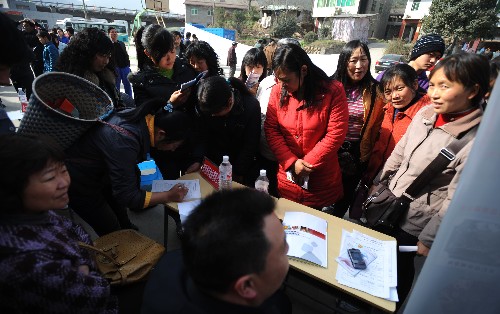 2月13日,四川省青川縣竹園鎮(zhèn),一位當(dāng)?shù)厝罕姡ㄗ蠖┨顚懹霉さ怯洷怼?當(dāng)日,援建地震災(zāi)區(qū)青川縣的浙江省組織杭州企業(yè)在青川縣竹園鎮(zhèn)舉行勞務(wù)招聘會(huì),10多家企業(yè)將提供1200余個(gè)崗位。 新華社記者 江宏景攝