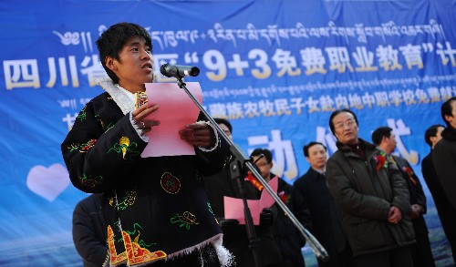 3月2日,在康定縣城情歌廣場,來自丹巴縣藏族農(nóng)牧民學(xué)生木二加代表學(xué)生發(fā)言。 當(dāng)日,四川省藏區(qū)9+3免費(fèi)職業(yè)教育計(jì)劃啟動(dòng)儀式在甘孜州首府康定縣城情歌廣場舉行,來自甘孜州18個(gè)縣300名藏族農(nóng)牧民子女啟程前往四川省較發(fā)達(dá)地區(qū)的職業(yè)中學(xué)免費(fèi)就讀。 新華社記者 江宏景 攝