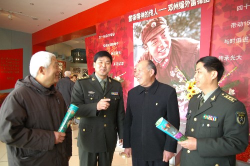 河南鄧州市人武部領(lǐng)導(dǎo)(右一、右三)與“編外雷鋒團”成員在鄧州市雷鋒紀念館交流(2月20日攝)。 1960年8月,560名河南鄧州籍青年入伍到沈陽軍區(qū)工程兵某團,與早一年入伍的雷鋒同在一個團隊工作、學(xué)習(xí)、生活,有的還同在一個連。雷鋒的這些戰(zhàn)友在陸續(xù)退伍返鄉(xiāng)后的40多年里,始終把“雷鋒的戰(zhàn)友”作為最高的榮譽,把傳承雷鋒精神作為崇高追求。他們在各自工作崗位上身體力行地傳播、實踐雷鋒精神,被當?shù)馗刹咳罕娪H切地稱為“編外雷鋒團”。 新華社發(fā)(楊春雨 攝)