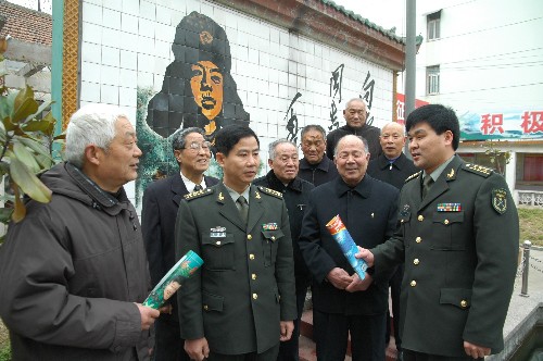 河南鄧州市人武部領(lǐng)導(dǎo)與“編外雷鋒團”的同志們交流(2月16日攝)。 新華社發(fā)(楊春雨 攝)