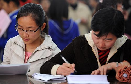 3月7日,在云南人才市場(chǎng)內(nèi),兩名女性求職者正在填寫(xiě)個(gè)人求職資料。當(dāng)日,云南省舉辦2009年優(yōu)秀女性人才專場(chǎng)招聘會(huì),共有近500家企業(yè)為求職女性提供了4000個(gè)就業(yè)崗位。云南省婦聯(lián)等部門(mén)同時(shí)開(kāi)展《婦女權(quán)益保障法》《勞動(dòng)法》《就業(yè)促進(jìn)法》等宣傳咨詢活動(dòng)。新華社記者 藺以光 攝