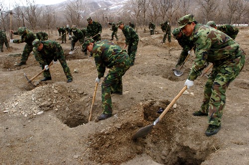 3月12日,玉樹軍分區(qū)官兵在結(jié)古鎮(zhèn)“國防林”挖坑植樹。 自1998年啟動三江源生態(tài)治理工程以來,青海省玉樹軍分區(qū)先后投入兵力5700多人,在高原凍土地帶植樹80多萬棵、造林3500多畝。玉樹藏族自治州地處青海省西南部,是長江、黃河、瀾滄江的發(fā)源地,平均海拔4200米以上,高寒缺氧、氣候惡劣。在多年的植樹過程中,官兵們摸索出“回陽法”“水泡法”“袋裝法”等,使樹木的成活率由原來的45%提高到現(xiàn)在的68%。 新華社記者 楊壽德攝