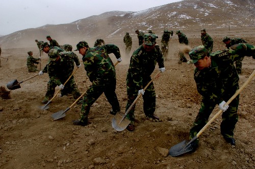 3月12日,玉樹軍分區(qū)官兵在結(jié)古鎮(zhèn)“國防林”平整土地準備植樹。 新華社記者 楊壽德 攝