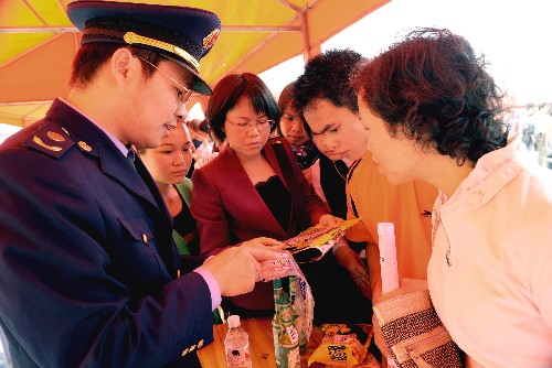 3月12日,在廣西南寧市富安居廣場,工商人員在向消費者介紹如何辨別假貨。 當日,廣西“2009年紀念3·15國際消費者權(quán)益日大型宣傳活動”在南寧市富安居廣場舉行,眾多與消費者權(quán)益保護密切相關(guān)的部門、協(xié)會、企業(yè)負責(zé)人以及志愿者在現(xiàn)場向消費者介紹消費常識,辨別假貨知識,受理現(xiàn)場投訴,提供相關(guān)法規(guī)咨詢,吸引眾多消費者前往。 新華社記者 周華 攝