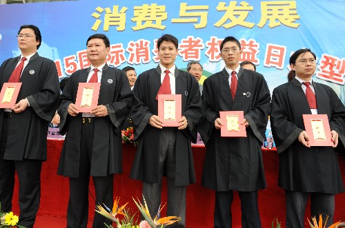 3月12日,在廣西南寧市富安居廣場,消費維權(quán)律師志愿者喜獲聘書。 新華社記者 周華 攝
