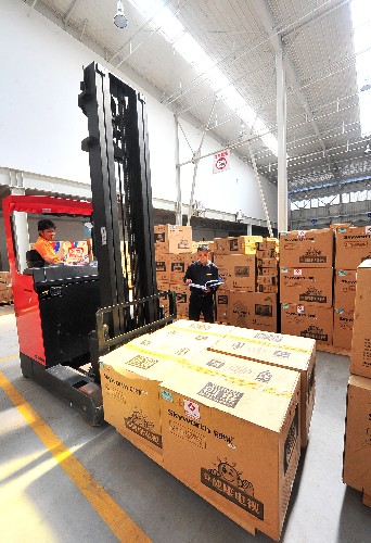 3月11日,玉溪百信商貿(mào)集團(tuán)家電下鄉(xiāng)物流配送中心12000平方米的倉庫里,調(diào)度人員正忙著彩電出貨。 云南省自3月初全面啟動(dòng)家電下鄉(xiāng)活動(dòng)以來,家電銷售迅速,僅玉溪市紅塔區(qū)兩鄉(xiāng)六鎮(zhèn)的農(nóng)戶就已購買到近百臺(tái)(件)享受政府補(bǔ)貼的彩電、冰箱、洗衣機(jī)等家電產(chǎn)品。 新華社記者 陳海寧 攝
