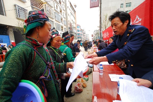 3月12日,工商執(zhí)法人員向當(dāng)?shù)厝罕姲l(fā)放維權(quán)知識(shí)宣傳單。 “3·15”國際消費(fèi)者權(quán)益日來臨之際,貴州省丹寨縣相關(guān)部門的工作人員走上街頭市集,向苗族同胞發(fā)放宣傳資料,現(xiàn)場(chǎng)受理消費(fèi)投訴和咨詢,教授群眾如何辨別產(chǎn)品真?zhèn)?,提高農(nóng)村消費(fèi)者的維權(quán)意識(shí)。 新華社發(fā)(黃曉海 攝)