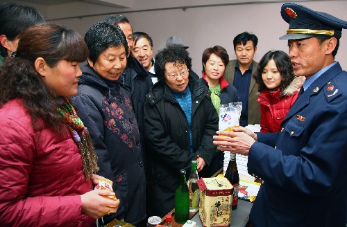 3月13日,工商局工作人員向社區(qū)居民講解食品消費(fèi)安全知識(shí)。 當(dāng)日,北京市工商局懷柔分局與懷柔區(qū)消費(fèi)者協(xié)會(huì)組織的“3·15”消費(fèi)安全宣講小分隊(duì),來到龍山街道南華園三區(qū)社區(qū),為居民宣講消費(fèi)安全知識(shí),指導(dǎo)社區(qū)居民安全消費(fèi)。 新華社發(fā)(卜向東 攝)
