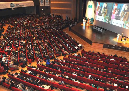 3月22日,與會(huì)代表在土耳其伊斯坦布爾出席第五屆世界水資源論壇閉幕儀式。會(huì)議通過(guò)的部長(zhǎng)聲明認(rèn)為,本屆論壇以“架起溝通水資源問(wèn)題的橋梁”為主題,重申按照《21世紀(jì)議程》等有關(guān)國(guó)際文件要求,執(zhí)行聯(lián)合國(guó)可持續(xù)性發(fā)展委員會(huì)有關(guān)水和水利用的決定。第五屆世界水資源論壇于3月16日至22日在土耳其伊斯坦布爾舉行,來(lái)自13個(gè)國(guó)際機(jī)構(gòu)和組織以及100多個(gè)國(guó)家和地區(qū)的2.5萬(wàn)名各界人士參與本屆論壇及相關(guān)活動(dòng)。 新華社記者 殷博古 攝