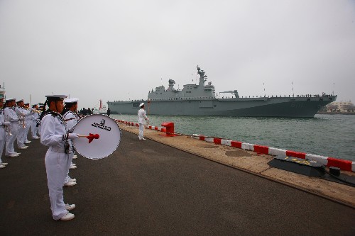 4月20日下午,韓國“獨(dú)島”號兩棲攻擊艦抵達(dá)青島港1號碼頭。至此,參加多國海軍活動的外國軍艦全部抵達(dá)。 新華社記者 李剛 攝