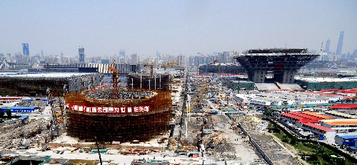 這是正在建設(shè)的上海世博會(huì)工地一景(4月26日攝)。 5月1日,主題為“城市,讓生活更美好”的中國(guó)2010年上海世界博覽會(huì),將迎來(lái)開(kāi)幕倒計(jì)時(shí)一周年。 6年多來(lái),中國(guó)舉全國(guó)之力,集世界智慧,籌博的“長(zhǎng)跑”始終未敢停歇,力求做深、做細(xì)、做實(shí)每項(xiàng)工作,為世博會(huì)會(huì)期運(yùn)營(yíng)做好充分準(zhǔn)備。 新華社記者張明攝