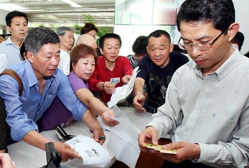5月12日,上海市民在領(lǐng)取“熊貓金卡”。 新華社記者 凡軍 攝