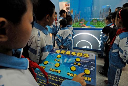 5月12日,安徽淮南市的小學(xué)生在市防震減災(zāi)科普館里通過模型學(xué)習(xí)地震知識(shí)。 新華社發(fā)(陳彬 攝)