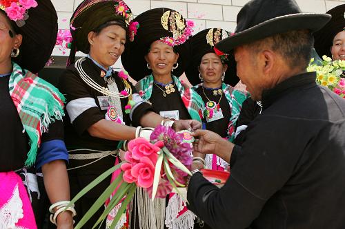 5月13日,德宏州隴川縣戶撒阿昌族鄉(xiāng)幾位阿昌族婦女向客人贈(zèng)送吉祥物。自2005年國(guó)家實(shí)施《扶持人口較少民族發(fā)展規(guī)劃(2005-2010年)》以來,邊疆民族大省云南加強(qiáng)扶持人口較少民族發(fā)展的力度,先后投入扶持人口較少民族發(fā)展資金1.19億元,完成491個(gè)自然村的整村推進(jìn),提前使規(guī)劃內(nèi)1407個(gè)自然村全部得到了扶持。通過四年來的不懈努力,目前云南省175個(gè)人口較少民族聚居行政村中,174個(gè)村通了公路,167個(gè)村通了電,167個(gè)村能夠接收電視節(jié)目,171個(gè)村通了電話,172個(gè)村有了清潔的飲用水,157個(gè)村有了文化室,172個(gè)村有了衛(wèi)生室,農(nóng)民人均純收入達(dá)1629元,比2005年增加783.3元。新華社記者 何璐璐 攝