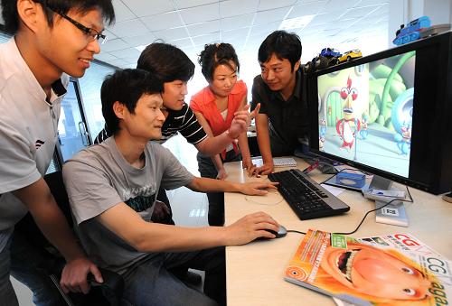 5月13日,創(chuàng)意基地動(dòng)漫創(chuàng)作人員和實(shí)訓(xùn)大學(xué)生共同商討動(dòng)漫制作。 新華社記者 劉海峰 攝