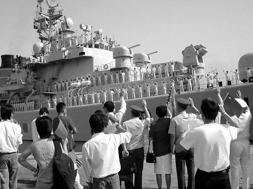2002年5月15日,由中國自行設(shè)計制造的“青島”號導(dǎo)彈驅(qū)逐艦和“太倉”號綜合補給艦組成的中國海軍艦艇編隊從青島起航,首次進(jìn)行環(huán)球航行,歷時4個月。人民海軍艦艇編隊這次環(huán)球航行訪問,橫跨印度洋、太平洋、大西洋,遠(yuǎn)涉亞洲、非洲、歐洲、南美洲和大洋洲,先后對10個國家和港口進(jìn)行了友好訪問,總航程33000多海里,途經(jīng)14個主要海峽和蘇伊士、巴拿馬運河,橫跨68個緯度,6次穿越赤道,創(chuàng)造了人民海軍艦艇編隊出訪時間最長、航程最遠(yuǎn)、航經(jīng)海域最廣、訪問國家最多等紀(jì)錄。2002年7月4日,中國海軍艦艇編隊結(jié)束對希臘為期4天的友好訪問,前往葡萄牙繼續(xù)環(huán)球航行。這是艦艇編隊駛離比雷埃夫斯港國際碼頭。 新華社發(fā)(資料照片)