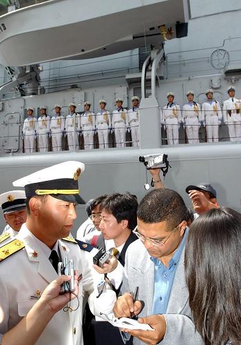 這是編隊總指揮、時任海軍北海艦隊司令員的丁一平將軍(左)在埃及亞歷山大港接受當(dāng)?shù)赜浾卟稍L。 新華社發(fā)(資料照片)