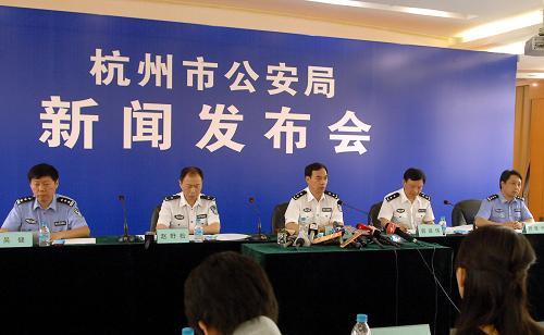 5月15日拍攝的杭州市公安局關(guān)于“5·7”交通肇事案新聞發(fā)布會(huì)現(xiàn)場(chǎng)。當(dāng)日,杭州市公安局召開新聞發(fā)布會(huì),稱杭州市公安局已經(jīng)于當(dāng)天對(duì)犯罪嫌疑人胡斌以涉嫌“交通肇事罪”向檢察機(jī)關(guān)提請(qǐng)批準(zhǔn)逮捕。 5月7日20時(shí)05分,肇事者胡斌駕駛小型轎車在途經(jīng)杭州市文二西路南都德加西區(qū)路段時(shí),撞上由南向北行走在人行橫道上的譚卓,造成譚卓死亡。事故發(fā)生后,杭州市交警部門查明:肇事者胡斌在交通事故中,有超速行駛的交通違法行為,且在駛經(jīng)人行橫道時(shí)未對(duì)行人采取停車或減速讓行的措施,已涉嫌“交通肇事罪”,胡斌在該起事故中承擔(dān)全部責(zé)任,受害方譚卓無責(zé)任。 新華社記者 黃深鋼 攝