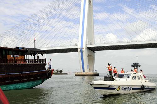 5月15日,海南邊防總隊(duì)海警一支隊(duì)的巡邏艇在??谑行赂鄞a頭巡邏。 新華社發(fā)(黃炬 攝)