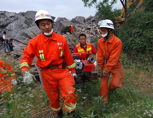 6月7日,消防戰(zhàn)士在民兵的幫助下將抽水泵抬至安放點。 新華社記者 劉潺 攝