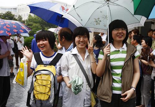 6月9日,上海幾名考生輕松地走出考場。由于科目設(shè)置不同,全國26個省區(qū)市的高考已于8日17時結(jié)束, 上海、山東的考生于9日中午結(jié)束考試,江蘇、廣東、海南將于9日下午完成考試。新華社記者 裴鑫 攝