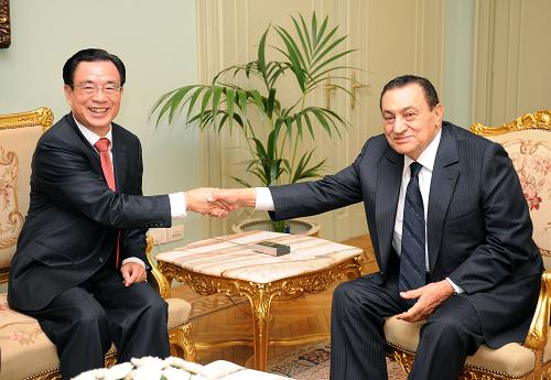 6月14日,中共中央政治局常委、中央紀(jì)委書(shū)記賀國(guó)強(qiáng)在開(kāi)羅會(huì)見(jiàn)埃及總統(tǒng)、民族民主黨主席穆罕默德·胡斯尼·穆巴拉克。 新華社記者 劉建生 攝