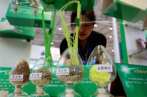 6月14日,在北京舉行的節(jié)能環(huán)保展覽會上,“節(jié)能產(chǎn)品進超市”展臺展示可在自然環(huán)境下降解的尼龍網(wǎng)兜。當日,以“綠色產(chǎn)業(yè),綠色消費”為主題的2009中國北京國際節(jié)能環(huán)保展覽會在京開幕。眾多國內(nèi)外企業(yè)參加此次展會,涉及工業(yè)節(jié)能、循環(huán)經(jīng)濟、新能源與可再生能源、節(jié)能服務(wù)等多個領(lǐng)域。 新華社發(fā)