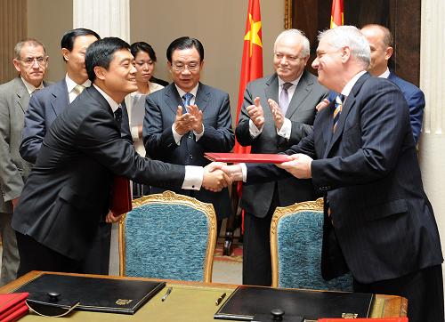 當?shù)貢r間6月16日,中共中央政治局常委、中央紀委書記賀國強在馬德里會見西班牙外交和合作大臣莫拉蒂諾斯。這是會見后,賀國強出席兩國有關(guān)經(jīng)貿(mào)合作協(xié)議的簽字儀式。新華社記者 劉建生 攝
