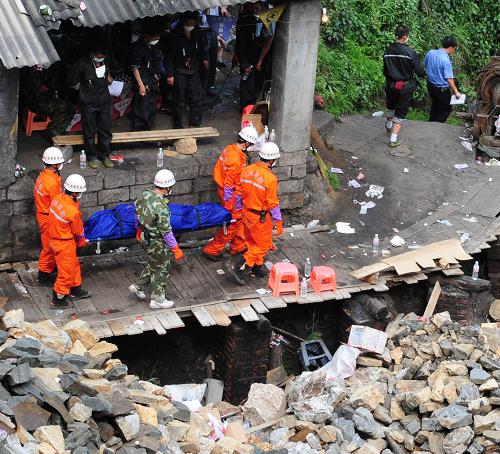 6月25日下午,遇難礦工遺體被抬出礦井。貴州省黔西南州晴隆縣新橋煤礦透水事故進(jìn)入第九天,首具被困礦工遺體被找到。截至記者15時發(fā)稿,尚未發(fā)現(xiàn)其他被困者蹤跡。 新華社記者 楊俊江 攝
