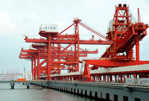 8月2日拍攝的即將建成的江蘇連云港30萬噸級(jí)礦石專業(yè)碼頭。眼下,江蘇連云港30萬噸級(jí)礦石專業(yè)碼頭建設(shè)工地一片繁忙,工人們忙著安裝調(diào)試設(shè)備。預(yù)計(jì)今年10月該碼頭將投入使用。該碼頭設(shè)計(jì)年接卸能力初期為1200萬噸,遠(yuǎn)期為1500萬噸,碼頭岸線長410米,寬度為38米。新華社發(fā)(王春 攝)