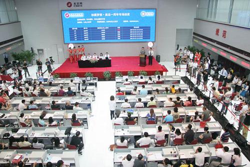 8月8日,“珍藏夢想——奧運一周年專場拍賣會”在北京舉行,這是北京產(chǎn)權交易所組織的第一場非奧組委委托的“民間”奧運物資拍賣會。經(jīng)過激烈的競價,14個標的成交總價396.67萬元,平均溢價率172.71%。北京奧運會的申辦報告(撰寫人紀念版)及1枚奧運申辦會徽設計者簽名首日封作為首個拍賣標的,以1元起拍,經(jīng)過174輪競價,以13萬元被068號買家競得。另一件無底價起拍、由國際奧委會終身名譽主席薩馬蘭奇簽名的北京奧運會祥云火炬也拍出了61.9萬元的高價。 圖為拍賣會現(xiàn)場。 新華社記者 岳瑞芳 攝