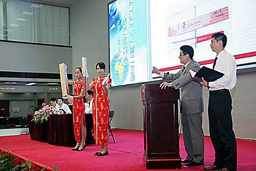 8月8日,“珍藏夢想——奧運一周年專場拍賣會”在北京舉行,這是北京產(chǎn)權交易所組織的第一場非奧組委委托的“民間”奧運物資拍賣會。經(jīng)過激烈的競價,14個標的成交總價396.67萬元,平均溢價率172.71%。北京奧運會的申辦報告(撰寫人紀念版)及1枚奧運申辦會徽設計者簽名首日封作為首個拍賣標的,以1元起拍,經(jīng)過174輪競價,以13萬元被068號買家競得。另一件無底價起拍、由國際奧委會終身名譽主席薩馬蘭奇簽名的北京奧運會祥云火炬也拍出了61.9萬元的高價。 圖為拍賣會現(xiàn)場。 新華社記者 岳瑞芳 攝