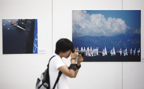 8月8日,參觀者在圖片展參觀。當(dāng)日,2008北京奧運(yùn)一周年大型攝影圖片展在北京奧體中心舉行。新華社記者廖宇杰攝