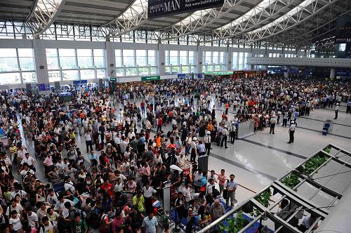 8月11日,在成都雙流國際機場的候機大廳內(nèi),乘客正在等待航班信息的通知。當日上午,成都雙流國際機場由于停電被迫關(guān)閉,所有進出港飛機暫停。截至記者發(fā)稿時,事故搶修工作正在緊張進行當中。新華社記者 陳凱 攝