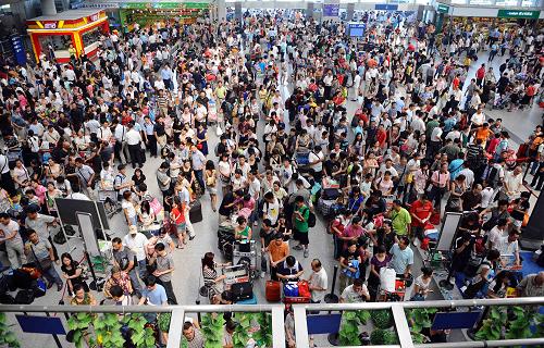 8月11日,在成都雙流國際機場的候機大廳內(nèi),乘客正在等待航班信息的通知。新華社記者 陳凱 攝
