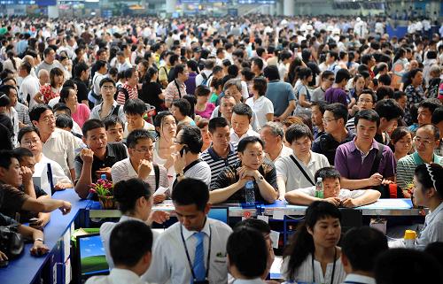 8月11日,在成都雙流國際機場的候機大廳內(nèi),乘客正在等待航班信息的通知。新華社記者 陳凱 攝
