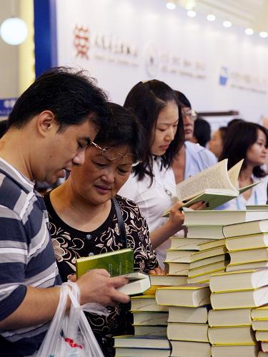 8月13日,讀者在書展上翻閱書籍。新華社記者 劉穎 攝