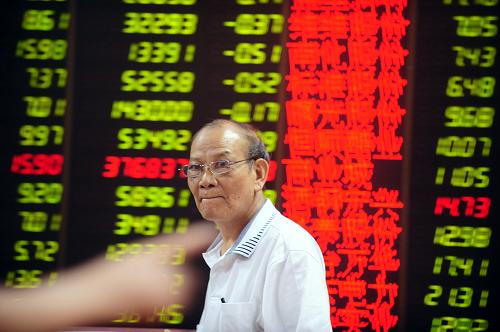 8月14日,一位股民從廣州一家證券營(yíng)業(yè)部的電子大屏幕前走過。新華社記者陳曄華攝