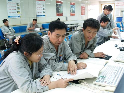 這是撫順石化石油三廠分子篩車間班長(zhǎng)王海(前左二)就節(jié)能降耗與班組成員一起探討。“全國(guó)勞動(dòng)模范”王海帶領(lǐng)的班組把“像鐵人一樣奉獻(xiàn)”視為座右銘,他們?cè)谙滤b填吸附劑等操作中創(chuàng)造了兩項(xiàng)世界紀(jì)錄,一年就創(chuàng)造效益2000多萬(wàn)元(資料照片)。新華社發(fā)