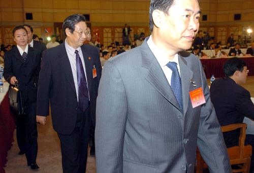 2005年9月27日,個(gè)人所得稅工薪所得減除費(fèi)用標(biāo)準(zhǔn)聽(tīng)證會(huì)在北京舉行。2005年9月27日,在中國(guó)立法史上有著重要意義。這一天,全國(guó)人大常委會(huì)在北京舉行全國(guó)人大成立以來(lái)的首個(gè)立法聽(tīng)證會(huì),就個(gè)人所得稅起征點(diǎn)征求意見(jiàn)。來(lái)自不同社會(huì)階層、包括工人、農(nóng)民工在內(nèi)的代表們?cè)诼?tīng)證會(huì)上,向最高立法機(jī)關(guān)坦承自己的觀點(diǎn)。這次聽(tīng)證會(huì)被看作是最高立法機(jī)關(guān)在立法工作中堅(jiān)持“開(kāi)門(mén)立法”、問(wèn)計(jì)于民的重大創(chuàng)新。新華社記者 李曉果攝