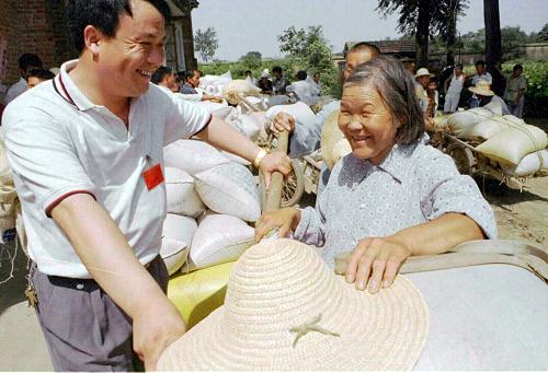 1999年7月,安徽省阜南縣糧食收購進(jìn)入高潮,全縣100多名人大代表深入各糧食收購點(diǎn)進(jìn)行監(jiān)督,制止克扣斤兩等損害農(nóng)民利益的違規(guī)行為,切實(shí)保護(hù)農(nóng)民利益。這是人大代表李思軍在中崗糧站糧食收購現(xiàn)場向鮑蘭珍老大娘詢問她家售糧情況。 今年,全國人大常委會(huì)明確提出要把推動(dòng)中央重大決策部署的貫徹落實(shí)作為人大監(jiān)督工作的重中之重。5月,全國人大常委會(huì)啟動(dòng)了“部分政府重大公共投資項(xiàng)目實(shí)施情況專題調(diào)研活動(dòng)”,保障性住房專題調(diào)研是重要內(nèi)容之一。這是全國人大常委會(huì)進(jìn)一步加強(qiáng)和改進(jìn)監(jiān)督工作的一項(xiàng)新的重要舉措。 近年來,緊緊圍繞人民群眾最關(guān)心、最直接、最現(xiàn)實(shí)的利益問題,人大開展了有效的監(jiān)督工作,有力地促進(jìn)了政府依法行政,法院和檢察院公正司法。新華社記者 戴浩攝