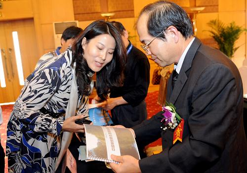 9月1日,吉林博大東方集團董事王淑范(左)向臺灣安口食品機械股份有限公司董事長歐陽禹介紹自己公司的產(chǎn)品。當日,第五屆中國吉林·東北亞投資貿易博覽會在吉林省長春市開幕,并舉行了一系列經(jīng)貿合作論壇及企業(yè)項目合作洽談會,240多家兩岸企業(yè)參加了活動,顯示出兩岸經(jīng)貿合作的強烈意愿。新華社記者 蔣林 攝