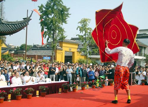 10月10日,在中國民間手工藝藝術(shù)節(jié)開幕式上,一位民間藝人在表演節(jié)目。新華社發(fā)(王建康 攝)