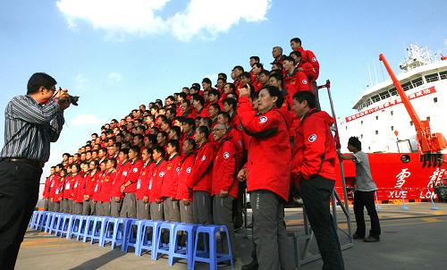 10月10日,南極科考隊員在拍攝出發(fā)前的集體合影。新華社記者 陳飛 攝