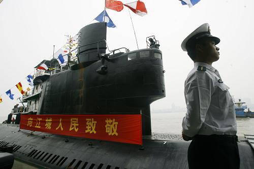 10月10日,海軍退役303常規(guī)動(dòng)力潛艇停靠在武漢港。新華社發(fā)(陳卓 攝)